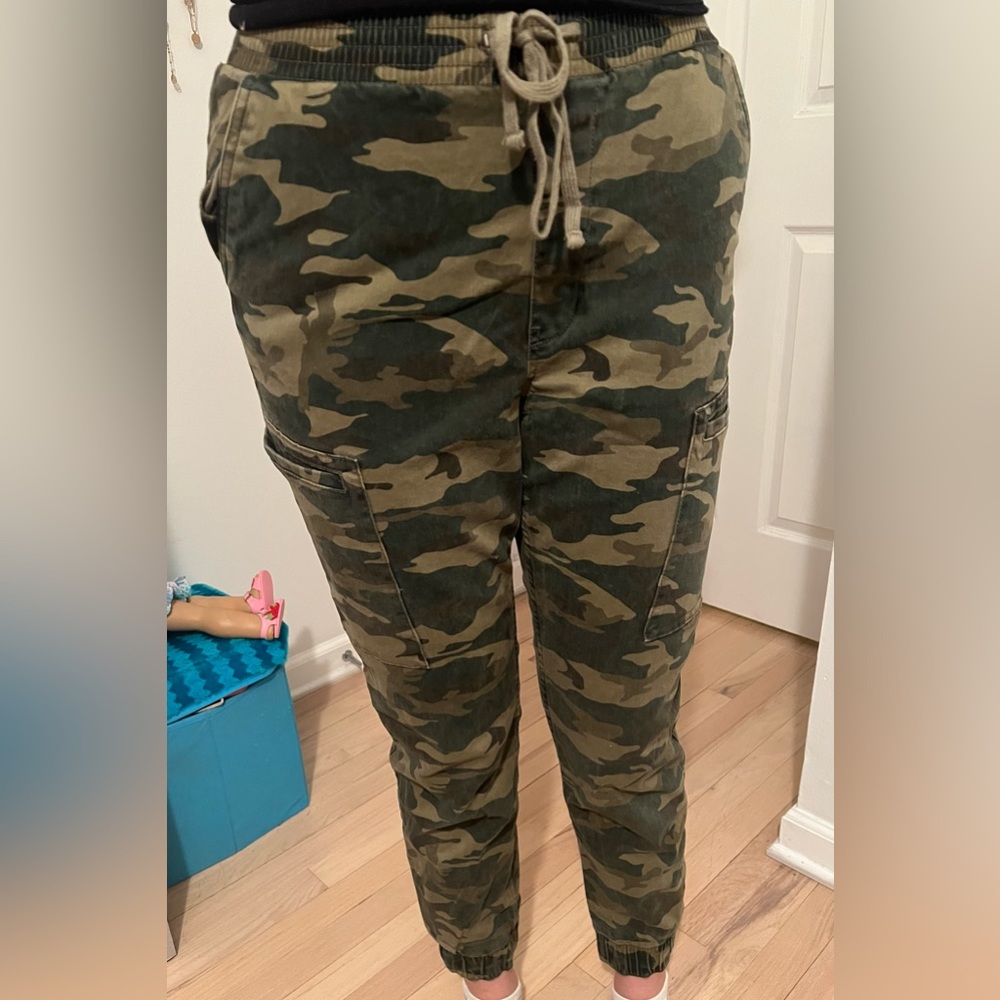 Hollister camouflage pants. Size medium